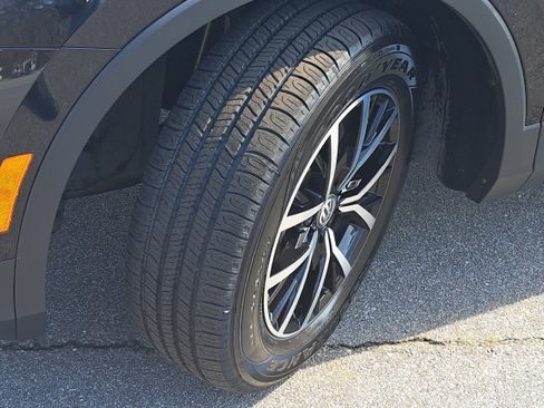 Certified 2021 Volkswagen Tiguan SE image 29
