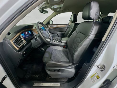 Used 2024 Volkswagen Atlas SE w/ Black Wheel Package FWD image 13