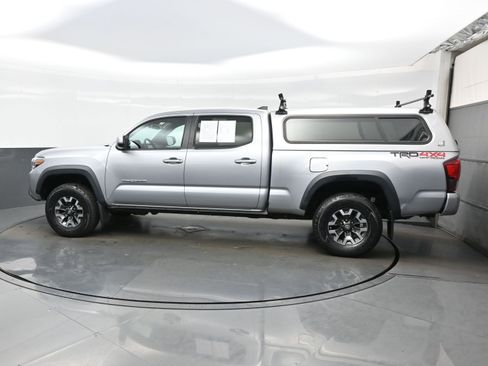 Used 2018 Toyota Tacoma TRD Off-Road w/ Technology Package AWD/4WD image 3