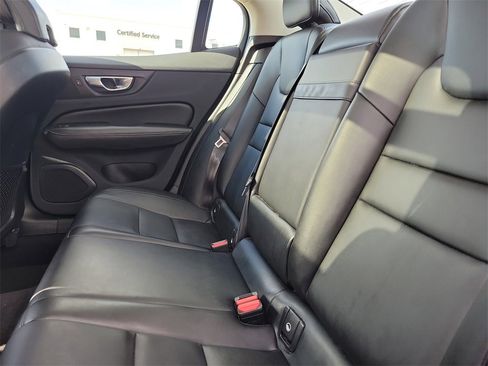Used 2022 Volvo S60 B5 Momentum image 10