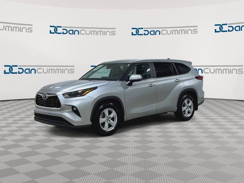 Used 2023 Toyota Highlander LE image 5