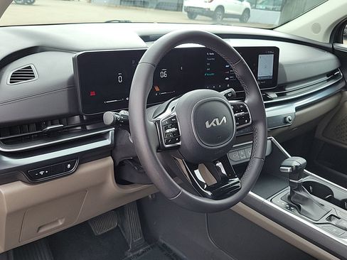 Used 2025 Kia Carnival FWD image 14