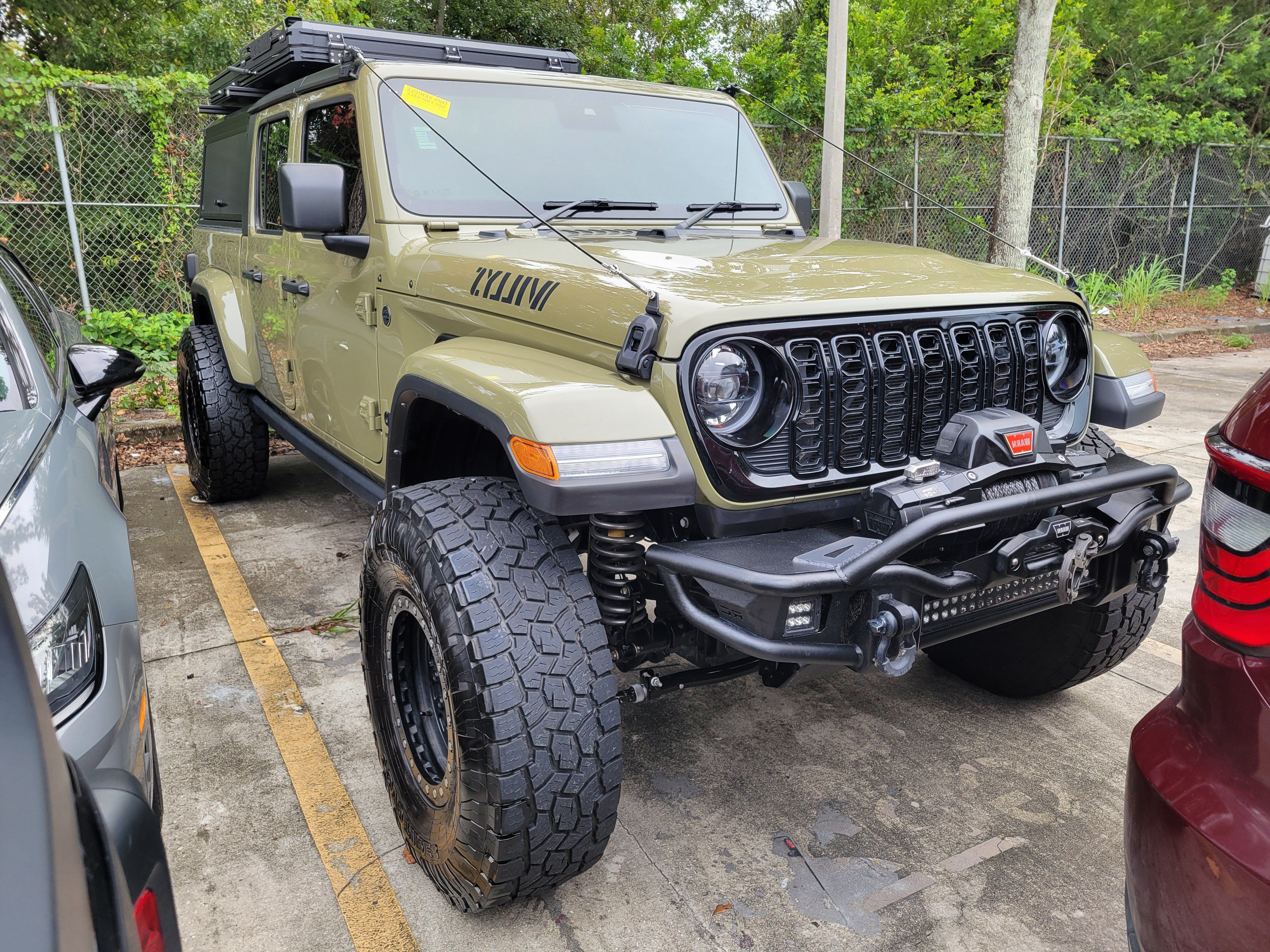 Used 2025 Jeep Gladiator Sport AWD/4WD image 4