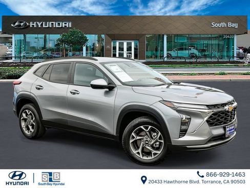 Used 2025 Chevrolet Trax LT FWD image 1
