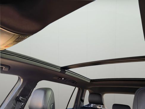 Used 2021 Volkswagen Tiguan SEL Premium R-Line image 28