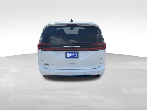 Used 2023 Chrysler Pacifica Touring-L FWD image 5