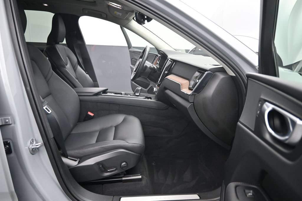 Certified 2024 Volvo XC60 B5 Plus AWD/4WD image 14