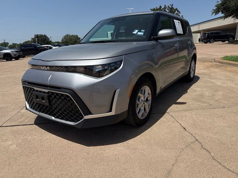 Used 2025 Kia Soul LX w/ LX Technology Package FWD image 3
