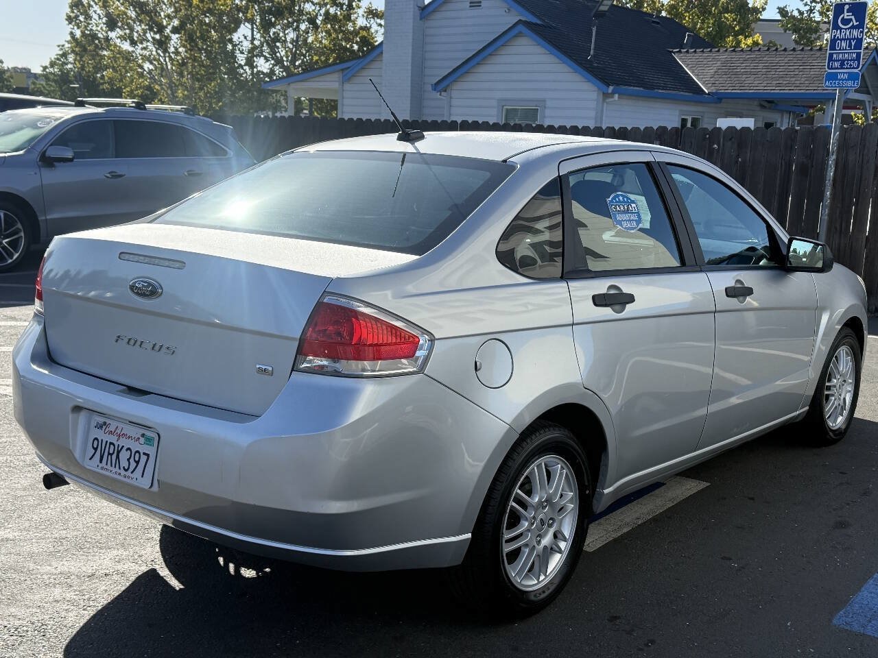 Used 2010 Ford Focus SE FWD image 4