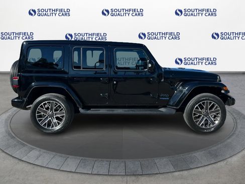 Used 2022 Jeep Wrangler Unlimited Sahara AWD/4WD image 8