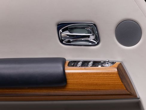 Used 2010 Rolls-Royce Phantom Drophead Coupe image 52