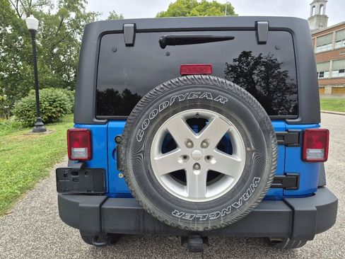 Used 2015 Jeep Wrangler Unlimited Sport w/ Quick Order Package 24S AWD/4WD image 3