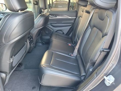 Certified 2025 Jeep Grand Cherokee Limited image 5