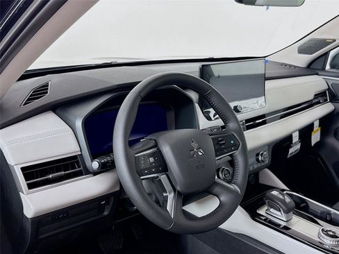 New 2025 Mitsubishi Outlander SE image 9