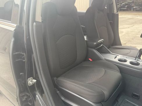 Used 2011 Chevrolet Traverse LT image 17