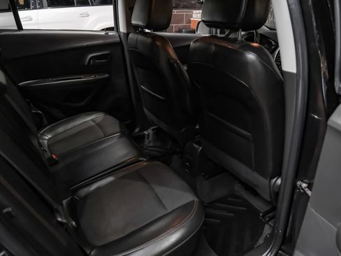 Used 2022 Chevrolet Trax LT w/ LT Convenience Package AWD/4WD image 29