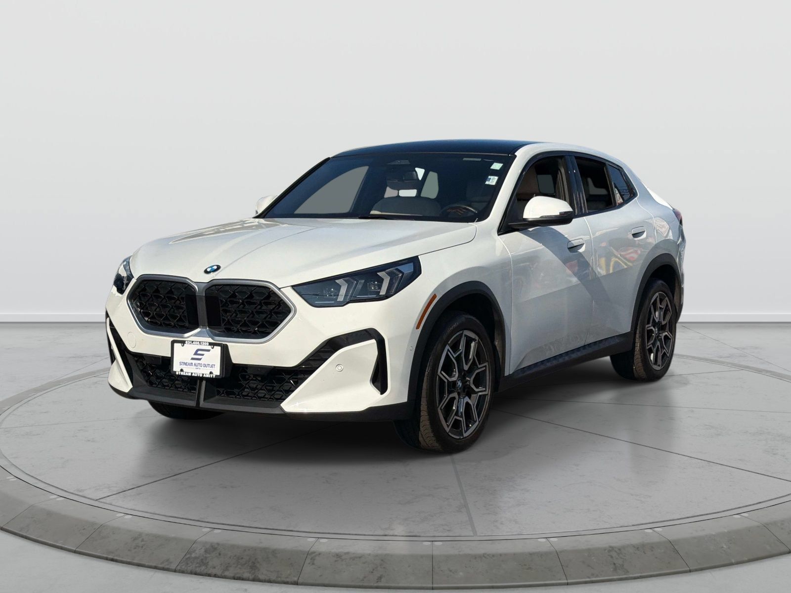 Used 2025 BMW X2 xDrive28i AWD/4WD image 3