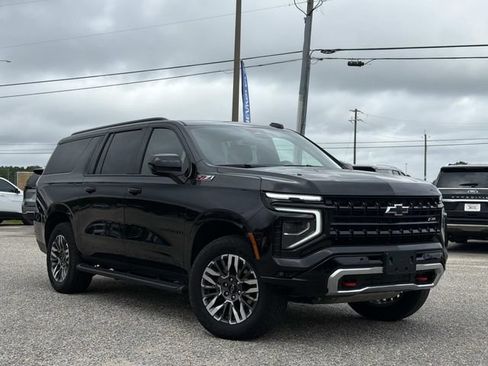 Used 2025 Chevrolet Suburban Z71 AWD/4WD image 2