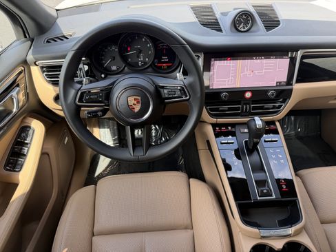 Certified 2025 Porsche Macan AWD/4WD image 17