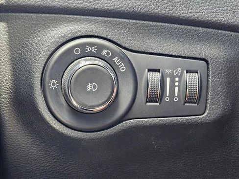 Used 2018 Jeep Compass Latitude w/ Popular Equipment Group FWD image 12