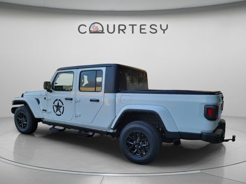 Used 2021 Jeep Gladiator Sport AWD/4WD image 2