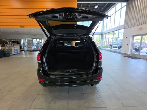 Used 2018 Jeep Grand Cherokee Altitude AWD/4WD image 12