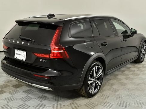 Certified 2025 Volvo V60 B5 Cross Country Plus image 29