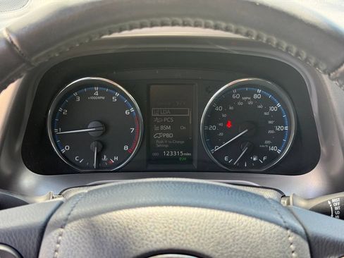 Used 2018 Toyota RAV4 Limited FWD image 14