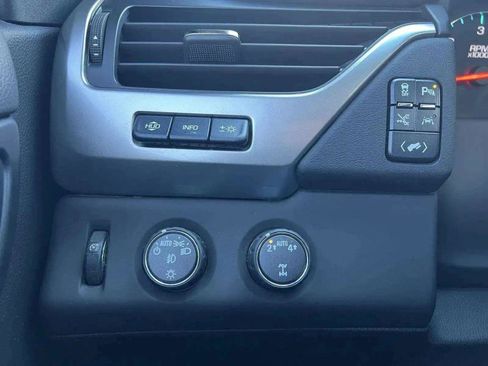 Used 2018 Chevrolet Suburban Premier image 10