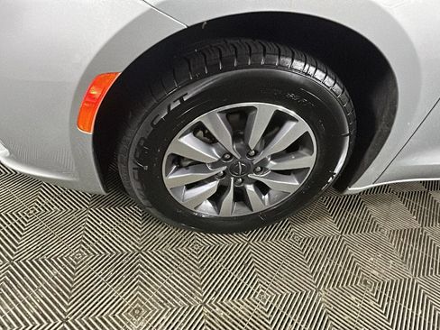 Used 2024 Chrysler Pacifica Limited FWD image 10