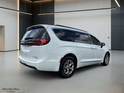 Used 2023 Chrysler Pacifica Limited AWD/4WD image 4