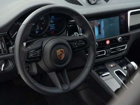 Certified 2025 Porsche Macan AWD/4WD image 19