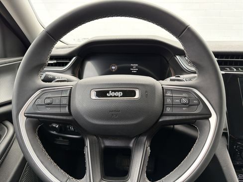 Used 2023 Jeep Grand Cherokee Laredo image 14