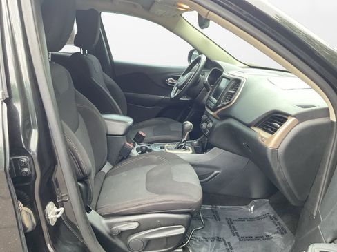 Used 2015 Jeep Cherokee Latitude w/ Cold Weather Group AWD/4WD image 15