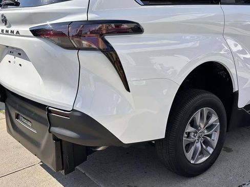 Used 2026 Toyota Sienna LE FWD image 14