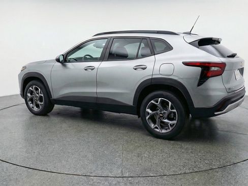 Used 2025 Chevrolet Trax LT w/ LT Convenience Package image 6