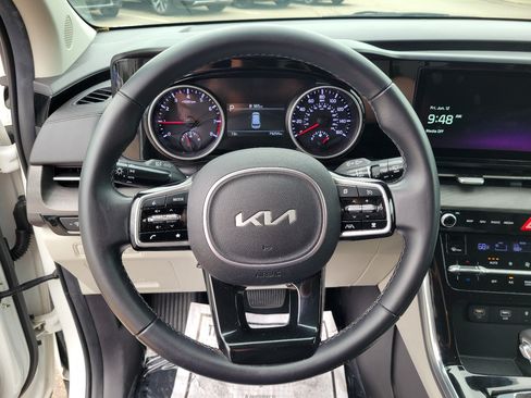 Used 2023 Kia Carnival EX FWD image 21