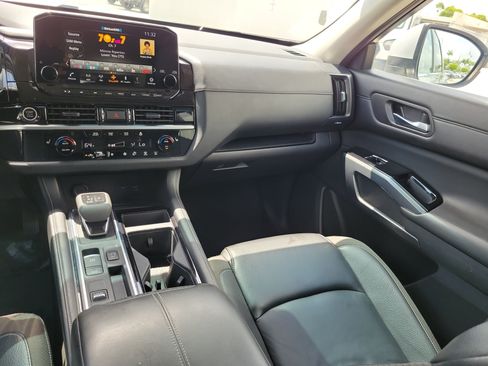 Used 2024 Nissan Pathfinder SL w/ Black Appearance Package FWD image 18