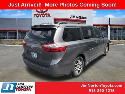 Used 2019 Toyota Sienna XLE Premium FWD image 7