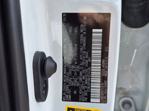 Used 2019 Toyota Highlander XLE w/ Carpet Mat Package (TMS) FWD image 19