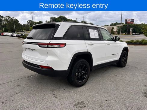 Used 2024 Jeep Grand Cherokee Altitude RWD image 5