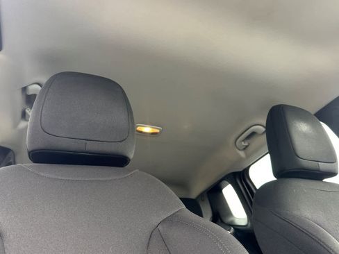 Used 2018 Jeep Renegade Latitude w/ Popular Equipment Group image 17