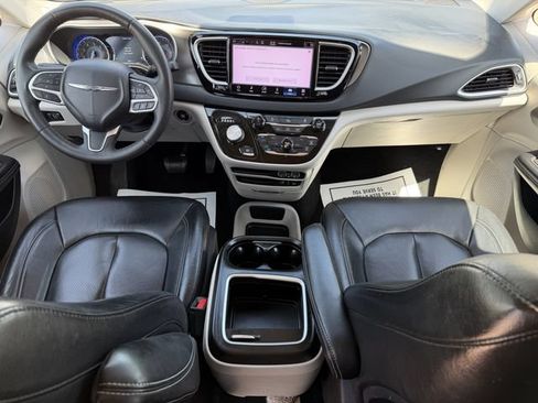 Used 2022 Chrysler Pacifica Touring-L FWD image 9