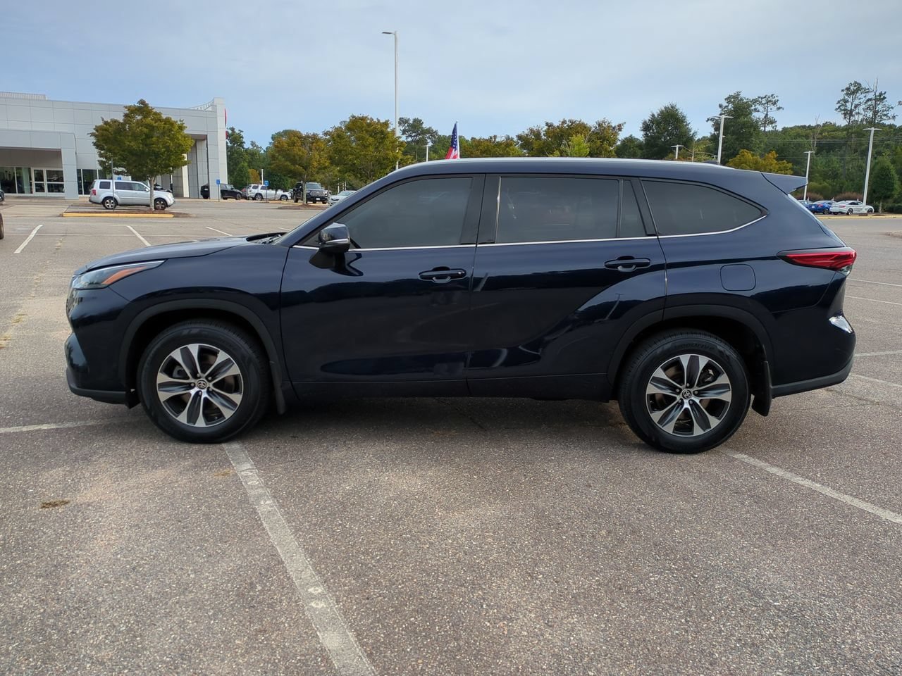 Used 2022 Toyota Highlander XLE AWD/4WD image 7