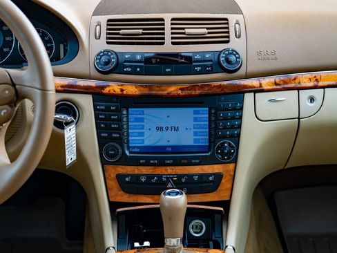 Used 2008 Mercedes-Benz E 350 4MATIC Sedan image 21