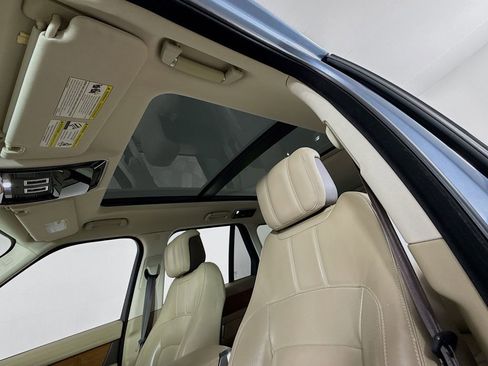 Used 2019 Land Rover Range Rover HSE image 24