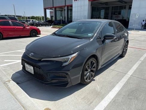 Used 2025 Toyota Corolla SE FWD image 2