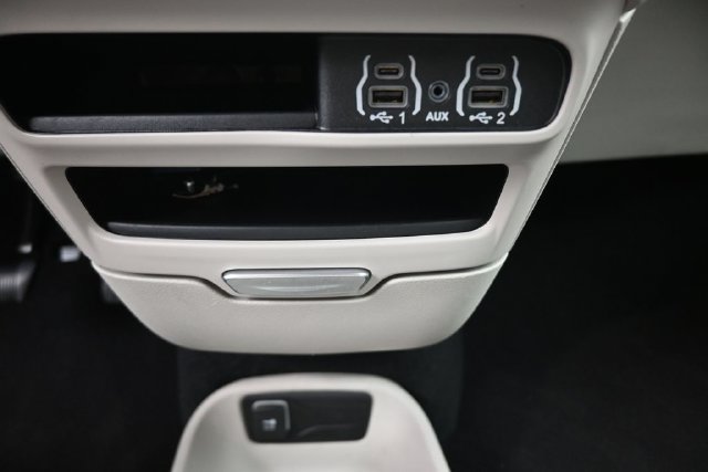 Used 2024 Chrysler Pacifica Limited FWD image 9