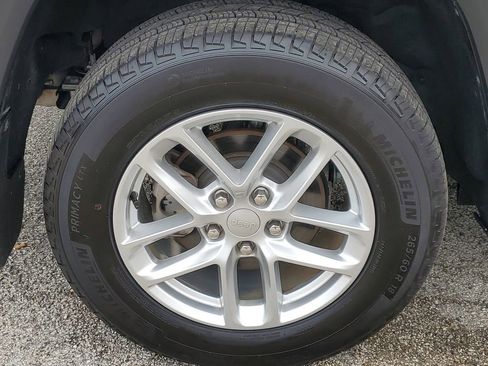 Used 2024 Jeep Grand Cherokee Laredo X AWD/4WD image 5