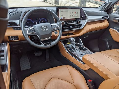 Used 2023 Toyota Highlander Platinum image 12